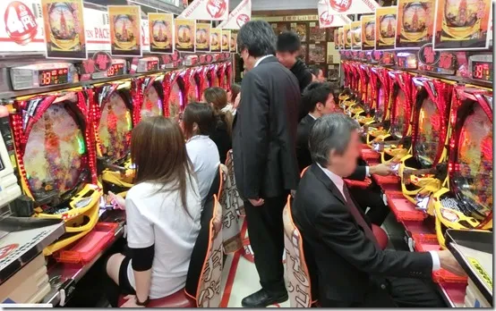 Maruhan Shinjuku Toho interior